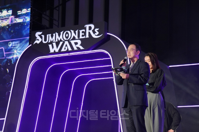 송병준 컴투스 의장이 지난 9일 일본 도쿄에서 열린 'SWC2024' 월드 파이널 시상에 앞서 인사말을 하고 있다. 컴투스 제공